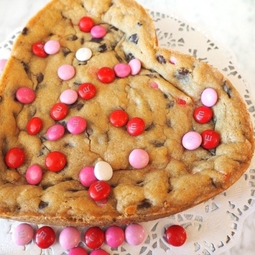 https://www.thefreshcooky.com/wp-content/uploads/2018/02/giant_chocolate_chip_cookie_heart_2-500x500.jpg