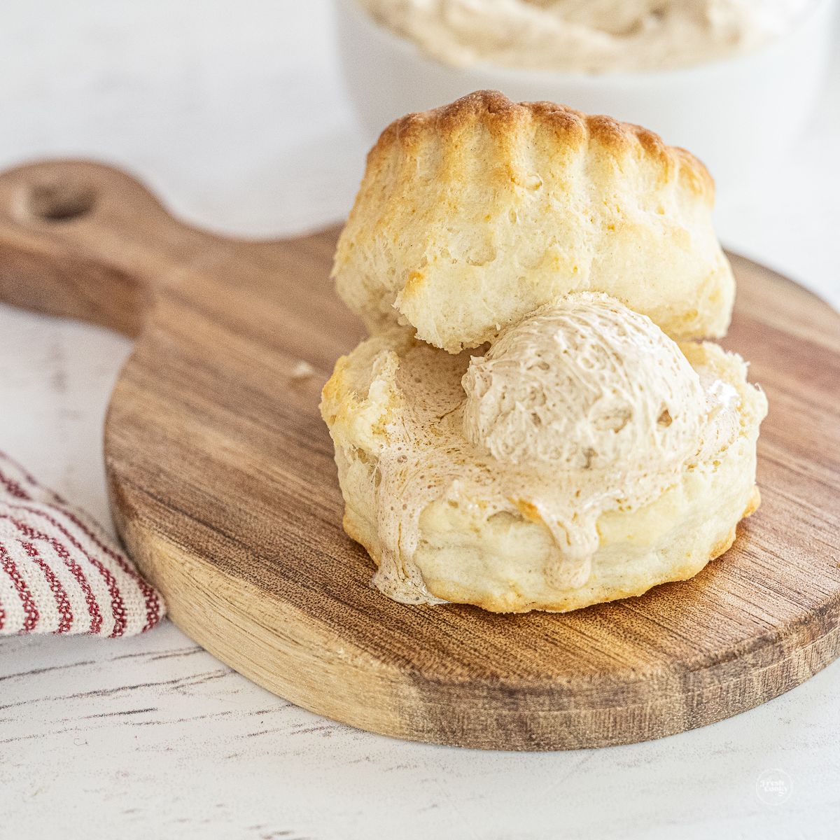 https://www.thefreshcooky.com/wp-content/uploads/2023/05/Biscuit-with-honey-butter-square.jpeg